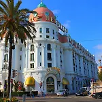 Vieux Nice, grand 2 pièces sur jardins, parking, calme