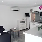 Studio Renove Avec Terrasse St Raphael