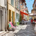 Maison De Ville Rue Fourmilliere