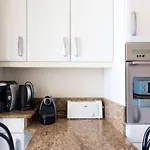 Appartement Moderne A Cannes Avec Balcon Et Vue Sur La Ville 55 M²