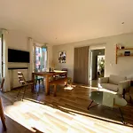 Sunny&calm 2 bed apartment place du Pin