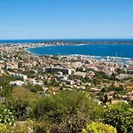 Appartement D'Une Chambre A Golfe Juan A 150 M De La Plage Avec Vue Sur La Ville Terrasse Amenagee Et Wifi