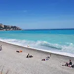 Parvis De La Mer, 50M De La Plage