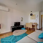 Immogroom - 2 Rooms - Renovated - Pool - Air Conditioning - Parking -
