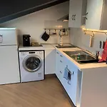 A Deux Pas