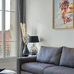 Superbe 3 Pieces Refait A Neuf Classe 4 Etoiles Avec Ascenseur Et Balcon A Pied De La Plage Et Du Palais Des Festivals