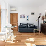 1 Bdr Downtown Near Place Massena