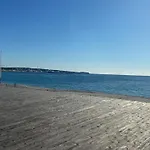 2 Pieces Avec Terrasse Et Piscine Cannes Croisette