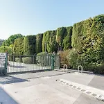 Palme D'Or Yourhosthelper