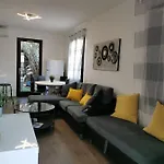 Beautiful T1 In The Center Of The Londe With Large Terrace And Parking