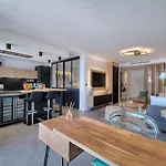 Cannes Luxury Rental - Stunning Sea Front Apartment