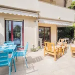 3P Garden-Level Apartment Residence With Pool