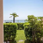 Rare! Exquisite 2-Bd Apartment Facing The Sea