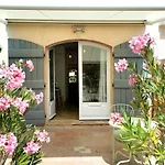 Studio 1 - Les Suites De Robinson - Residence Avec Piscine En Bord De Siagne, A Mandelieu-La-Napoule
