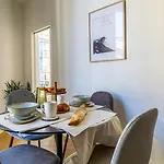 Charming 2 Rooms Refurbished Super Center 205A