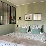 Appartement Mignon Calme Douillet Ascenseur Clim Etage Eleve Proche Parking Et Toutes Commodites Au Coeur Du Toulon Historique