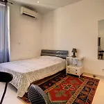 Studio Carre D'Or. 2 Mins From The Croisette. 143