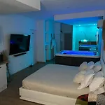 Superbe Suite Avec Jacuzzi Patio Et Sauna