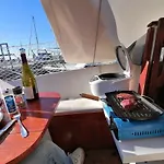 Voilier De Charme A Quai