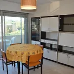 Cavalaire : Appartement 2 Pieces, A 300M Plage, Clim, Balcon - Fr-1-226B-331