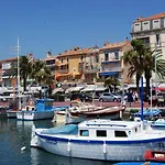 Bright Cocoon With Shared Pool In Bandol
