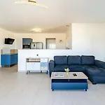 Superbe Appartement 2 Chambres En Haut De Villa