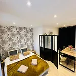 Les Arenes - Appartement Refait A Neuf Avec Parking Et Wifi Gratuits