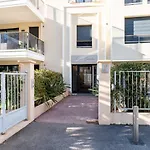 1-Br Apartment In Palm Beach Swimming Pool Parking