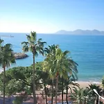 Studette Derriere Hotel Martinez