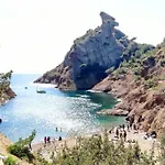 Entre Port Historique Et Calanques
