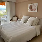 Au Calme, Dans La Verdure, Vue Panoramique Sur Cannes