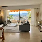 Au Calme, Dans La Verdure, Vue Panoramique Sur Cannes