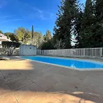 Paisible Appartement Avec Piscine