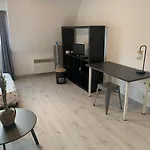 Joli Studio Avec Garage Prive
