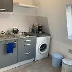 Joli Studio Avec Garage Prive