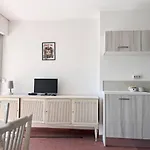 Studio 2 Couchages A 20M De La Plage Avec Balcon Et Store Solaire - Le Lavandou - Fr-1-251-224