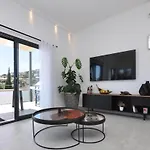 Lovely Home In Cavalaire-Sur-Mer With Kitchen