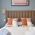 Modern 3-Br Apartment In City Center 5 Minutes From Palais And Beache