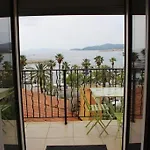 T2 Coquet Le Lavandou Plein Centre Vue Mer Exceptionnelle.