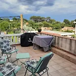 Haut De Villa Avec Piscine. 7 Couchages