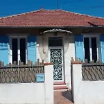 Jolie Maison De Ville Avec Jardin Arbore