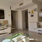 L'Escale A La French Riviera