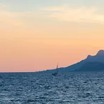 Grand Appartement D'Artiste Au Calme Vue Degagee Sur Collines De Cannes