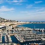 Grand Appartement D'Artiste Au Calme Vue Degagee Sur Collines De Cannes