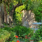 Two Bedroom Apartment Garden Parking Near Beaches