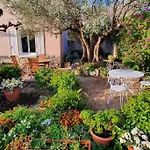 Two Bedroom Apartment Garden Parking Near Beaches