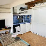 Studio Avec Mezzanine, Canape Lit.