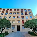 Nestor&Jeeves - Bleu Buffa - Central Location