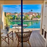 Terrasse Ensoleillee Sur Les Canaux