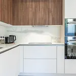 Garden-Level Apartment 10-Min On Foot To City Center